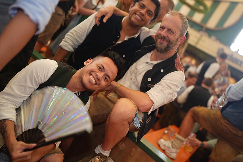 Beste Stimmung beim Gay Sunday in der Bräurosl. Beste Stimmung beim Gay Sunday in der Bräurosl.