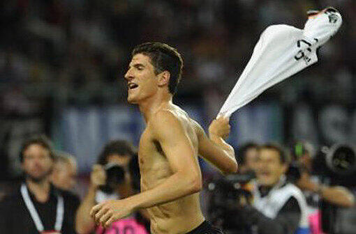 Mario Gomez mit dem DFB-Trikot. Der Bayern-Stürmer besitzt die deutsche und die spanische Staatsangehörigkeit.