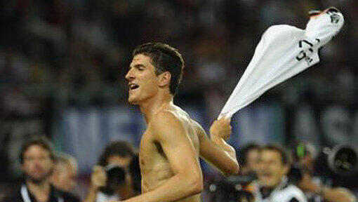 Mario Gomez mit dem DFB-Trikot. Der Bayern-Stürmer besitzt die deutsche und die spanische Staatsangehörigkeit. Mario Gomez mit dem DFB-Trikot. Der Bayern-Stürmer besitzt die deutsche und die spanische Staatsangehörigkeit.