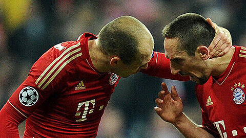 In den Verhandlungen um eine vorzeitige Vertragsverlängerung beim FC Bayern München lässt sich Arjen Robben Zeit. &bdquo;Warten wir ab&ldquo;, sagte der niederländische Fußball-Nationalspieler.