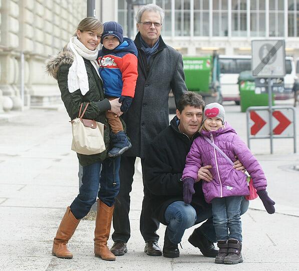 Hausparty mit Robbie Williams: 
Saskia S. (32), Hotelfachfrau, mit ihren Kindern Lara (4) und Cooper (2), ihrem Vater Rainer H.(69) und Bruder Thomas H.(r., 39): "Ich schmeiße bei meinen Eltern in Halle eine Riesensause. Mit der ganzen Familie, allen Freunden und Nachbarn. Wir vertilgen alle Reste, und als Stargast kommt Robbie Williams. Ich befürchte nur, der hätte was Besseres zu tun.&ldquo;
