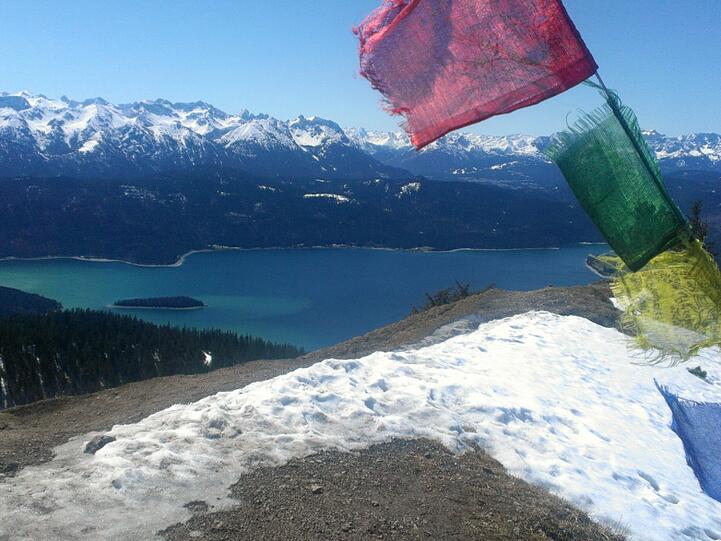 Das ist der echte Blick vom Jochberg - noch. Der Bau des Kraftwerks liegt bislang auf Eis.