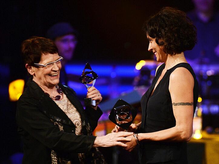 Rita Süssmuth, Präsidentin des Deutschen Volkshochschulverbandes, übergibt der Schauspielerin Ulrike Folkerts (r) den Preis in der Kategorie "Besondere Ehrung" Stellvertretend für alle Tatort-Teams.