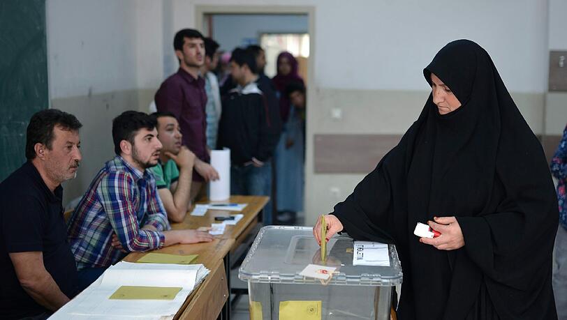 53 Millionen Türken wählen am Sonntag ein neues Parlament. 53 Millionen Türken wählen am Sonntag ein neues Parlament.