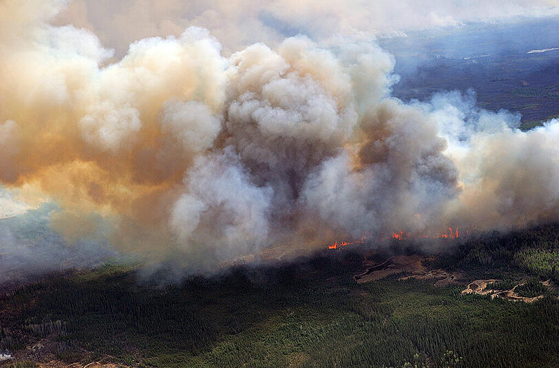 Die Waldbrände in der kanadischen Provinz Alberta breiten sich immer mehr aus. Den Behörden zufolge, sind sieben der 49 Brände außer Kontrolle. Sehen Sie hier die dramatischen Ausmaße des Flammenmeeres.