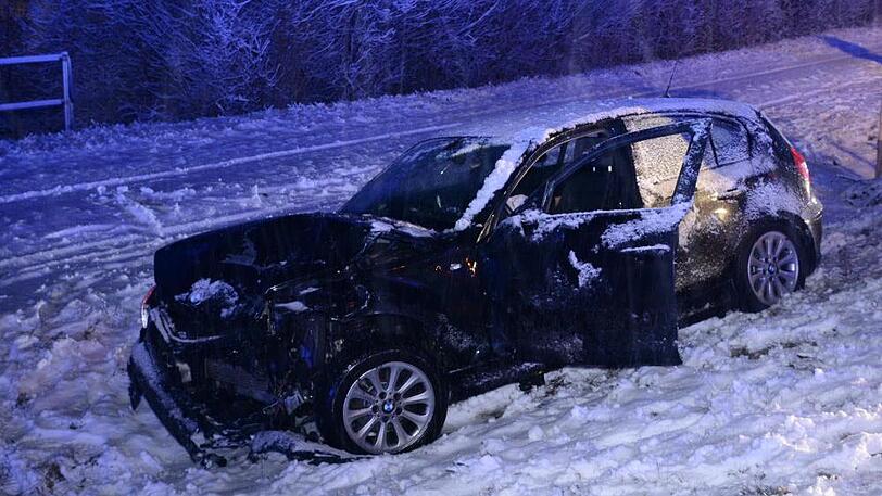 Auf dem Weg nach Vilsbiburg krachte ein Autofahrer in den Gegenverkehr.