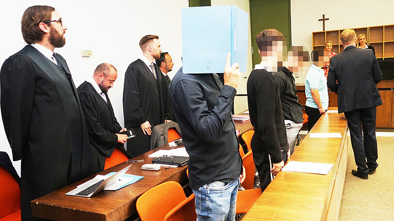 Die Angeklagten beim Auftakt.