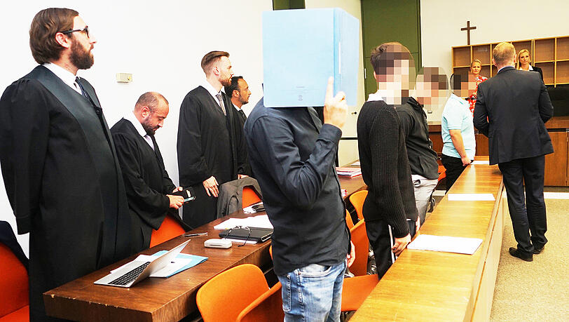 Die Angeklagten beim Auftakt. Die Angeklagten beim Auftakt.