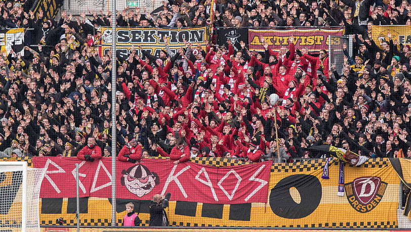 Die Staatsanwaltschaft München hat diesen Schriftzug der Ultra-Gruppe "Red Kaos" verboten. Jetzt boykottieren die Anhänger des FSV Zwickau. Die Staatsanwaltschaft München hat diesen Schriftzug der Ultra-Gruppe "Red Kaos" verboten. Jetzt boykottieren die Anhänger des FSV Zwickau.