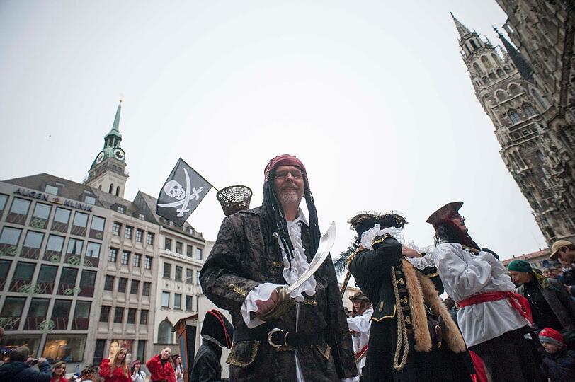 Die Damischen Ritter in Aktion: Impressionen vom Faschingszug durch die Altstadt am Sonntag.