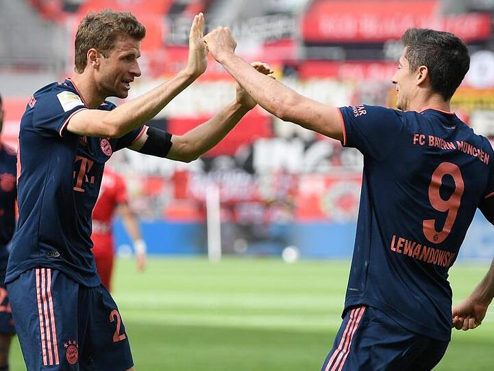 Sind nach ihren Gelb-Sperren wieder einsatzbereit: Bayerns Robert Lewandowski (r) und Thomas Müller.
