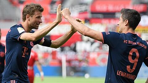 Sind nach ihren Gelb-Sperren wieder einsatzbereit: Bayerns Robert Lewandowski (r) und Thomas Müller.