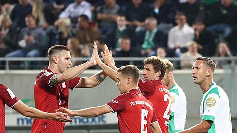 Thomas Müller (3.v.r) schoss die Bayern in Fürth schon früh in Führung.