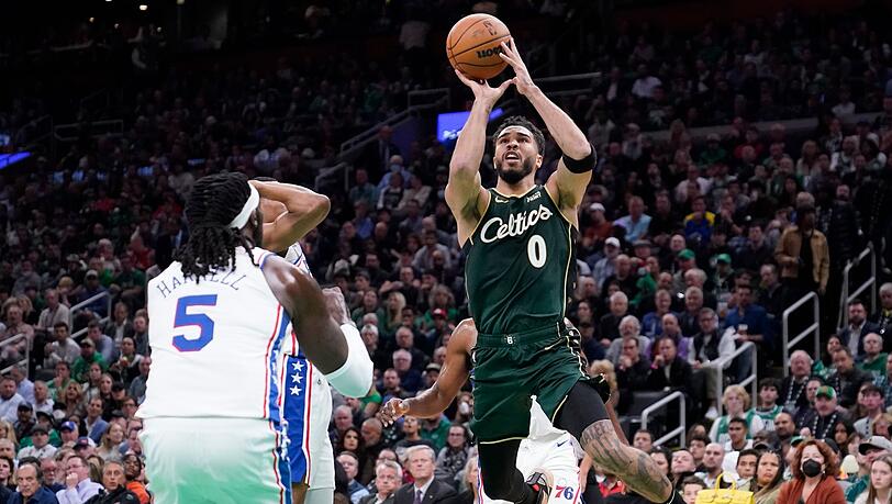 Jayson Tatum (r) zeigte eine starke Leistung beim Celtics-Sieg gegen Philadelphia.