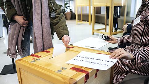 Stimmabgabe in einem Wahllokal in Helsinki. Finnland hat ein neues Parlament gewählt.