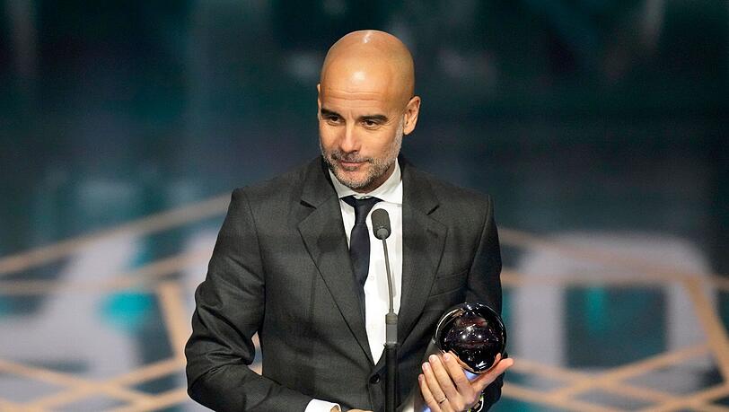 Pep Guardiola, Trainer von Manchester City, nimmt den Preis für den besten Männertrainer entgegen.