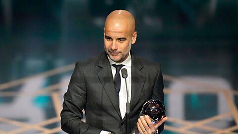 Pep Guardiola, Trainer von Manchester City, nimmt den Preis für den besten Männertrainer entgegen.