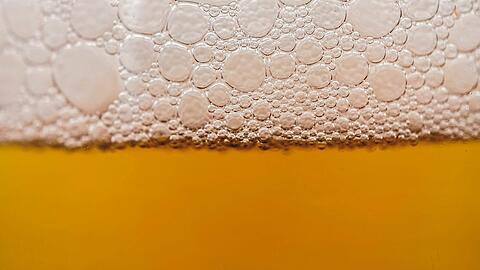 Bierschaum, soweit man schaut. Und ein Cannabis-Symbol.