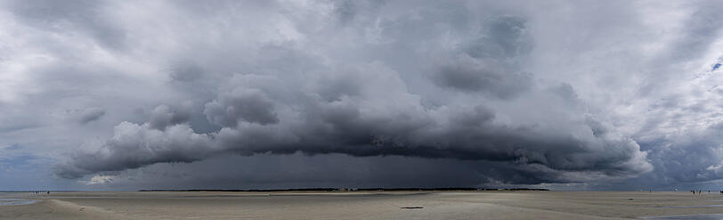 Keine Apokalypse, sondern eine sogenannte Rollwolke, der Vorbote eines kommenden Gewitters, zieht über das Watt bei Ebbe auf der nordfriesischen Insel Föhr in der Nordsee. Bei Ian McEwan ist es eine Wasserstoffbombe, die 2042 eine Flutwelle auslöst.