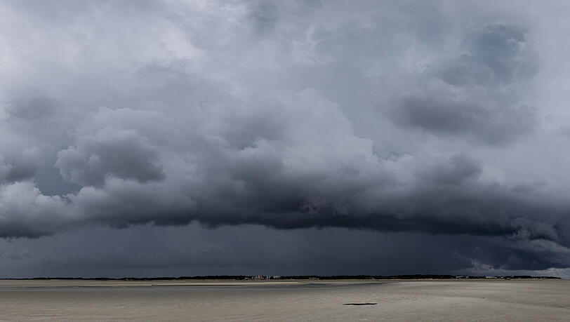 Keine Apokalypse, sondern eine sogenannte Rollwolke, der Vorbote eines kommenden Gewitters, zieht über das Watt bei Ebbe auf der nordfriesischen Insel Föhr in der Nordsee. Bei Ian McEwan ist es eine Wasserstoffbombe, die 2042 eine Flutwelle auslöst. Keine Apokalypse, sondern eine sogenannte Rollwolke, der Vorbote eines kommenden Gewitters, zieht über das Watt bei Ebbe auf der nordfriesischen Insel Föhr in der Nordsee. Bei Ian McEwan ist es eine Wasserstoffbombe, die 2042 eine Flutwelle auslöst.