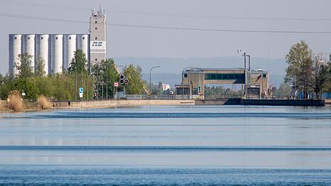 Weil die Schleuse vor&uuml;bergehend gesperrt ist, warten dort nun mehrere Schiffe auf Durchfahrt. (Archivbild)