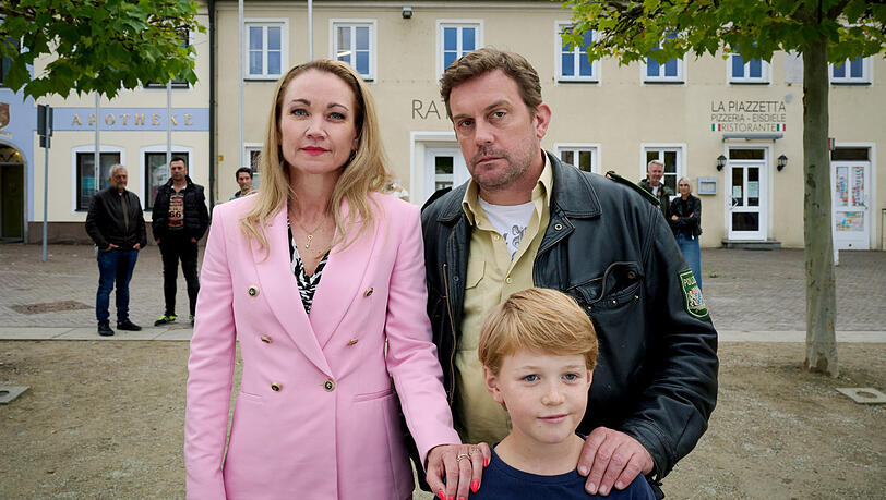 Für Susi (Lisa Maria Potthoff) geht’s ums Image. Da müssen Franz (Sebastian Bezzel) und Sohnemann Paul (Pelle Küffner) unterstützen. Für Susi (Lisa Maria Potthoff) geht’s ums Image. Da müssen Franz (Sebastian Bezzel) und Sohnemann Paul (Pelle Küffner) unterstützen.