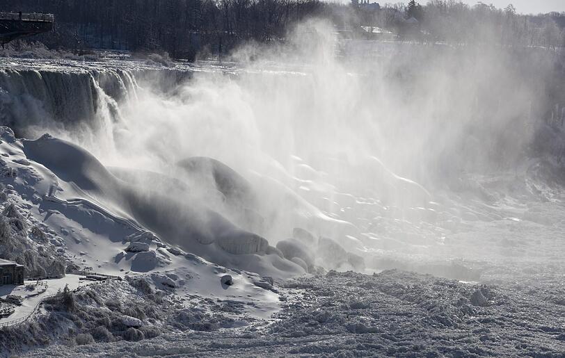 Die Niagarafälle im Schnee: Der riesige Wasserfall, der im Osten die Grenze zwischen den USA und Kanada markiert, ist bei eisigen Temperaturen verschneit und teils zugefroren. Die irren Bilder!