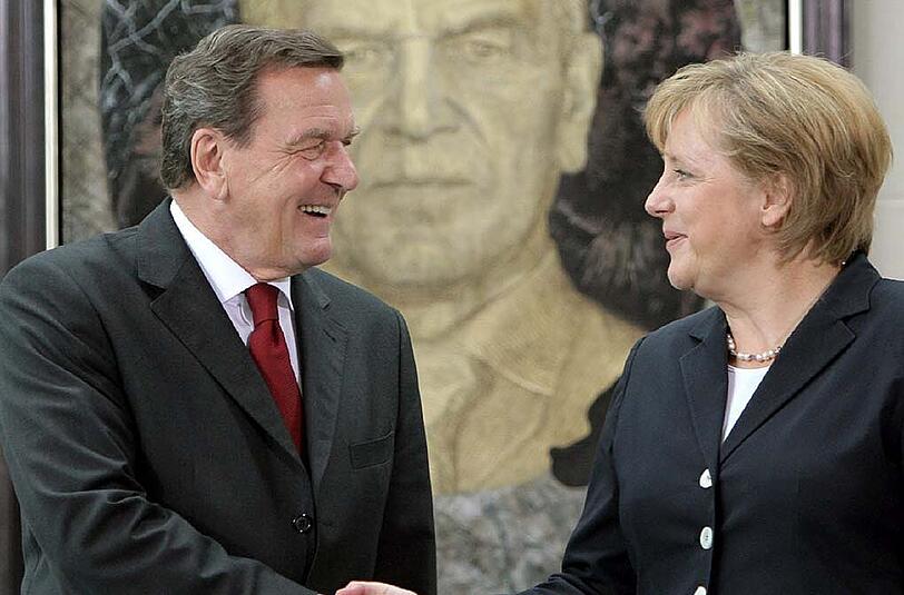 Bundeskanzlerin Angela Merkel stellt die Biografie ihres Amtsvorgängers Gerhard Schröder vor.