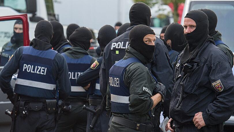 Schleuser, die illegale Einreisen aus Syrien und dem Libanon auf dem Luftweg organisiert haben, wurden während einer Großrazzia verhaftet.