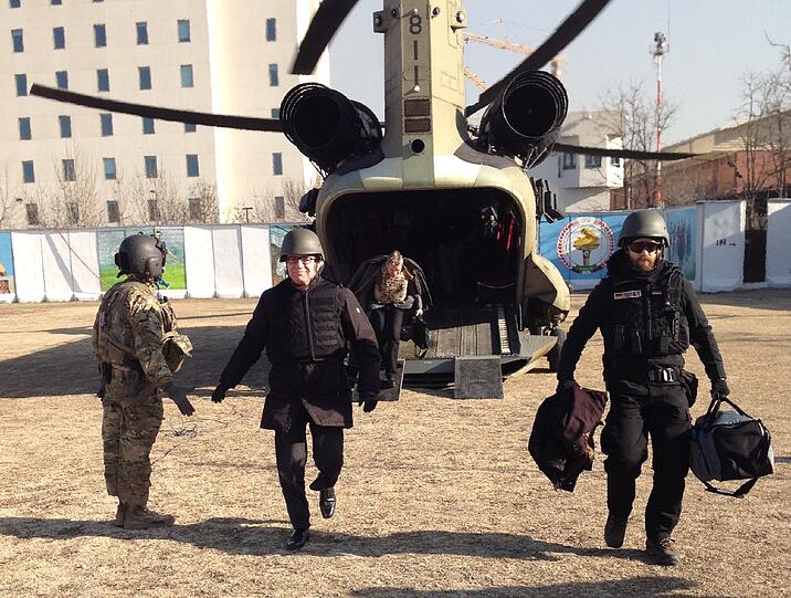 Bundesinnenminister Thomas de Maiziere steigt aus einem Hubschrauber in Kabul.