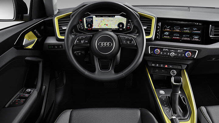 Ansprechendes Armaturenbrett mit farbigen Akzenten im Audi A1.