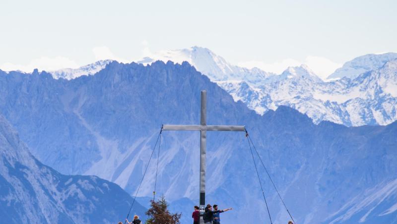 Wanderer stehten neben dem Gipfelkreuz vom Martinskopf bei Walchensee. Foto: Matthias Balk/dpa/Archivbild Wanderer stehten neben dem Gipfelkreuz vom Martinskopf bei Walchensee. Foto: Matthias Balk/dpa/Archivbild