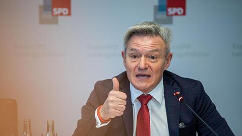 SPD-Landtagsfraktionschef Horst Arnold nimmt an einer Pressekonferenz teil. Foto: Lino Mirgeler/dpa