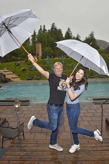 Alexandra Polzin und Mann Gerhard Leinauer sind trotz Regen happy.