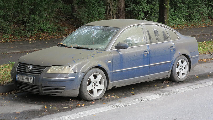 Eines der verwahrlosten Autos in der Fritz-Erler-Straße. Eines der verwahrlosten Autos in der Fritz-Erler-Straße.