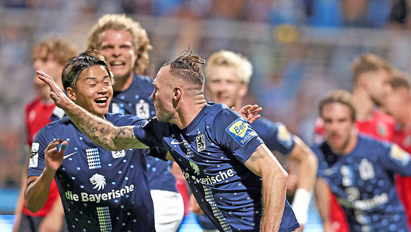 Endlich getroffen! Hobsch (vorne) dreht nach seinem ersten Tor für den TSV 1860 jubelnd ab, die Kollegen Kozuki, Verlaat, Schifferl und Philipp sind begeistert.
