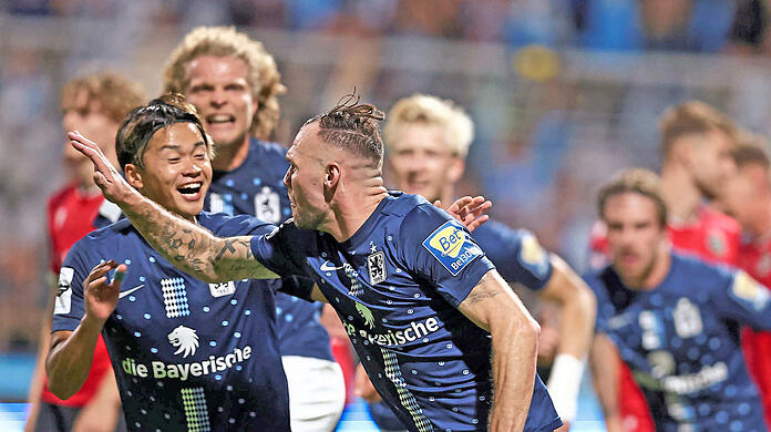 Endlich getroffen! Hobsch (vorne) dreht nach seinem ersten Tor für den TSV 1860 jubelnd ab, die Kollegen Kozuki, Verlaat, Schifferl und Philipp sind begeistert.