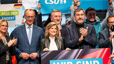 Eingerahmt von CDU-Chef Friedrich Merz und CSU-Chef Markus Söder hatte Günther Felßner schon beim Wahlkampfabschluss der Union einen besonders prominenten Platz. Auch die anstehende Regierungsbildung kann er aus einer extrem komfortablen Position beobachten. (Archivbild)
