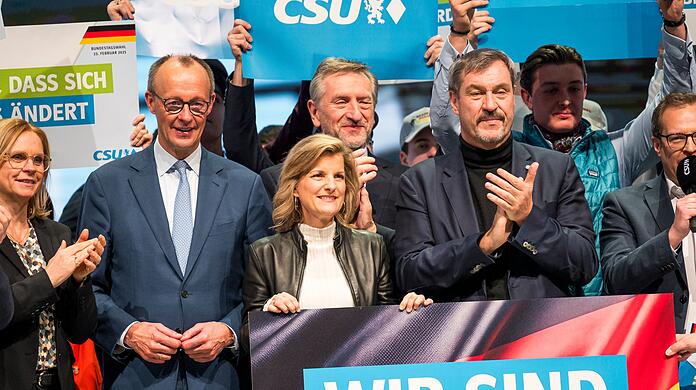 Eingerahmt von CDU-Chef Friedrich Merz und CSU-Chef Markus Söder hatte Günther Felßner schon beim Wahlkampfabschluss der Union einen besonders prominenten Platz. Auch die anstehende Regierungsbildung kann er aus einer extrem komfortablen Position beobachten. (Archivbild)