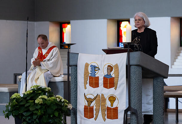 Fanden die richtigen Worte für Werner „beinhart“ Lorant: Schwester Erika (r.) und Kult-Pfarrer Schießler. Fanden die richtigen Worte für Werner „beinhart“ Lorant: Schwester Erika (r.) und Kult-Pfarrer Schießler.