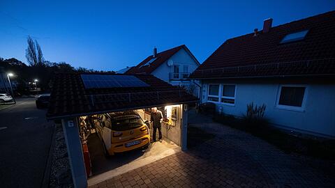 In der eigenen Garage laden ist vergleichsweise einfach. (Archivbild)