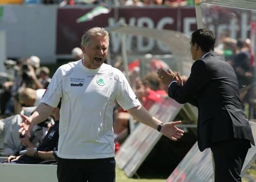 Quo vadis Benno? Ob Möhlmann (links) Trainer in Fürth bleiben darf oder nicht, hängt jetzt von Kleeblatt-Boss Helmut Hack und Manager Rachid Azzouzi (rechts) ab.