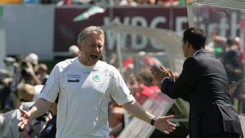 Quo vadis Benno? Ob Möhlmann (links) Trainer in Fürth bleiben darf oder nicht, hängt jetzt von Kleeblatt-Boss Helmut Hack und Manager Rachid Azzouzi (rechts) ab. Quo vadis Benno? Ob Möhlmann (links) Trainer in Fürth bleiben darf oder nicht, hängt jetzt von Kleeblatt-Boss Helmut Hack und Manager Rachid Azzouzi (rechts) ab.