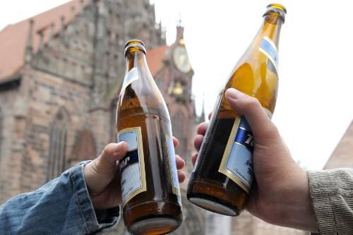 Anstoßen im Stehen ist erlaubt. Doch sobald sich die Zech-Kumpanen auf dem Nürnberger Hauptmarkt niederlassen würden, wird abkassiert.