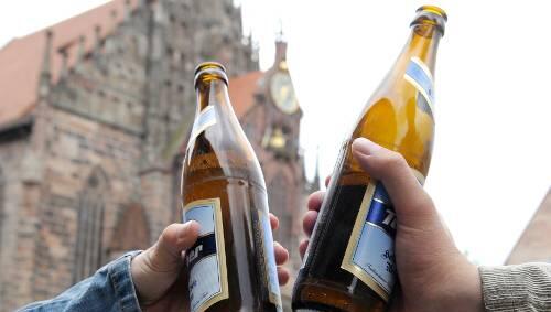 Anstoßen im Stehen ist erlaubt. Doch sobald sich die Zech-Kumpanen auf dem Nürnberger Hauptmarkt niederlassen würden, wird abkassiert. Anstoßen im Stehen ist erlaubt. Doch sobald sich die Zech-Kumpanen auf dem Nürnberger Hauptmarkt niederlassen würden, wird abkassiert.