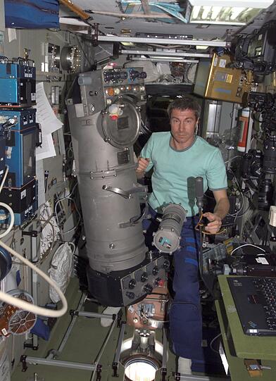 Dieser Astronaut repariert ein Sauerstoffmodul in der Schwerelosigkeit.