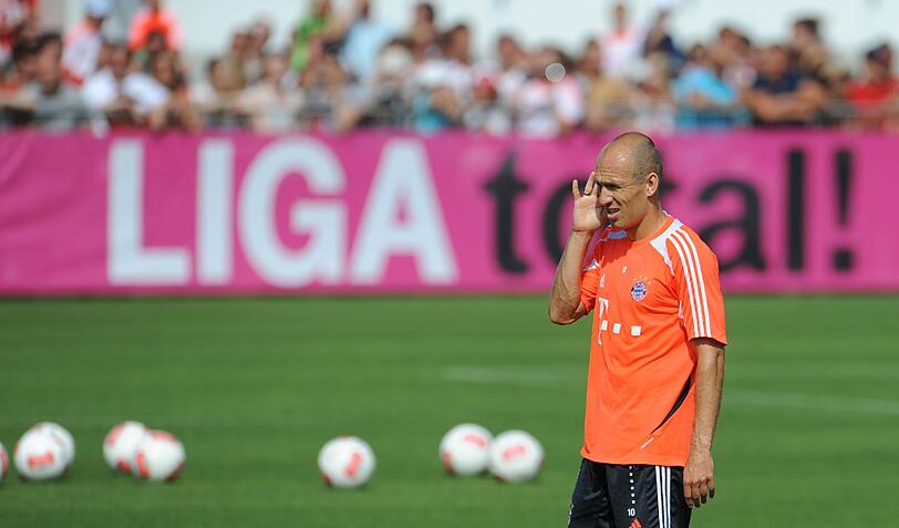 Wann kommt Martinez? Kommt er überhaupt? Die Gerüchte lassen die Bayern-Spieler kalt. Jetzt ist erstmal Training in der Sommer-Hitze angesagt. Die aktuellen Bilder von der Säbener.