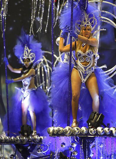 Nackte Haut, Samba und bunte Farben: Promis amüsieren sich in Rio. Mit dabei: Pamela Anderson, Gisele Bündchen, Fußball-Star Ronaldinho und Schauspieler Jude Law