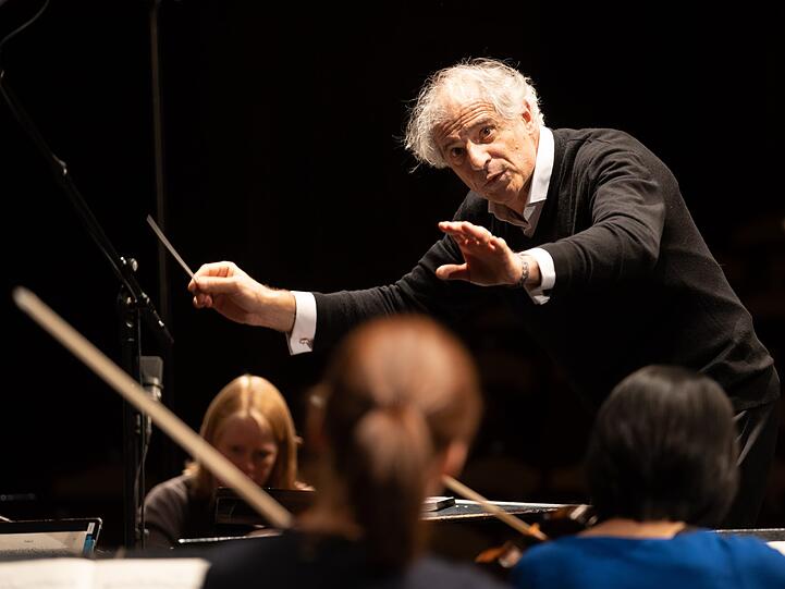 Emilio Pomarico dirigiert das Münchener Kammerorchester.