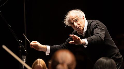 Emilio Pomarico dirigiert das Münchener Kammerorchester.